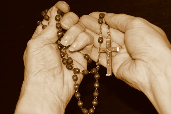 hands holding rosary